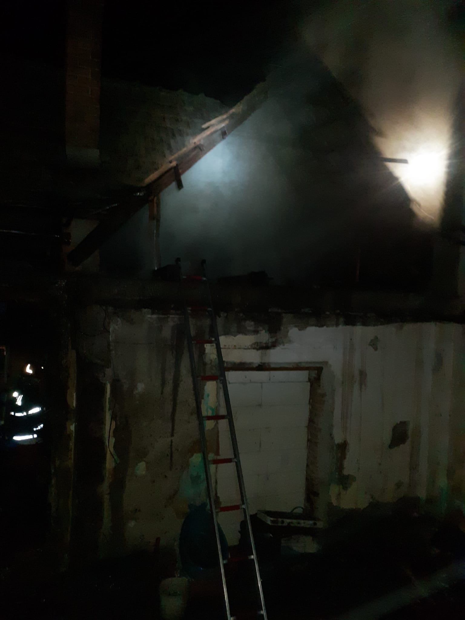 Intervenție pentru stingerea unui incendiu de casă în Municipiul Câmpia Turzii