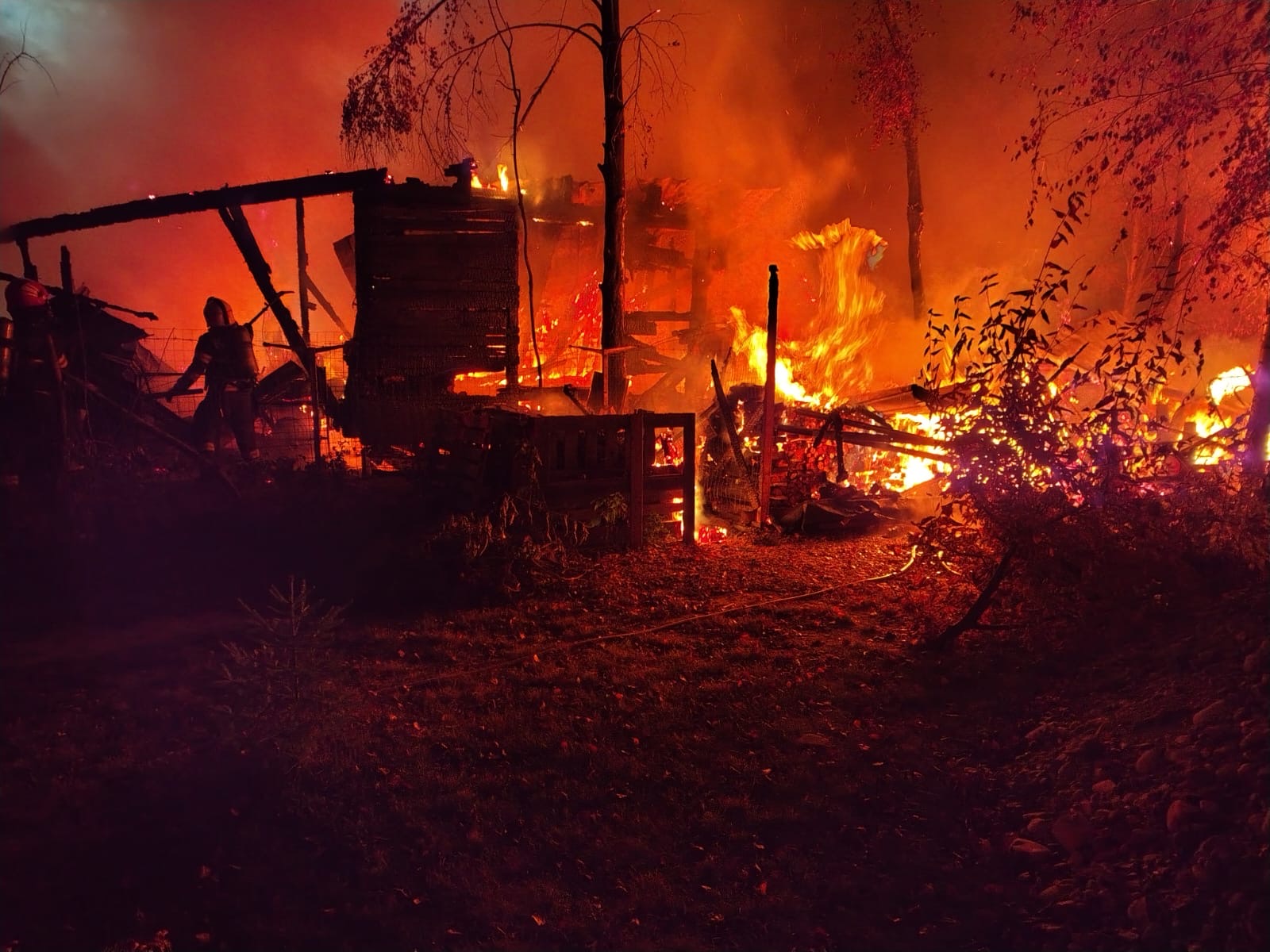 Intervenție amplă pentru stingerea unui incendiu în localitatea Sălicea