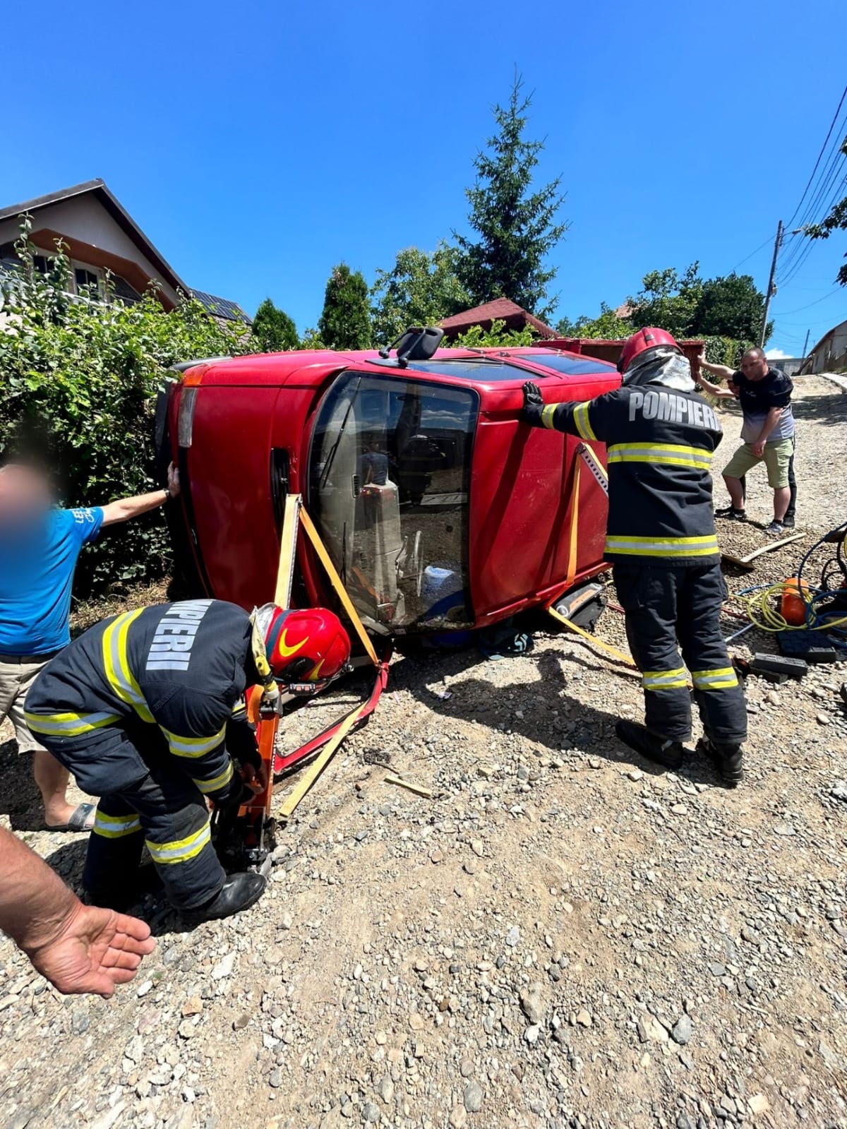 Intervenție la un accident rutier petrecut pe strada Dealul Florilor 