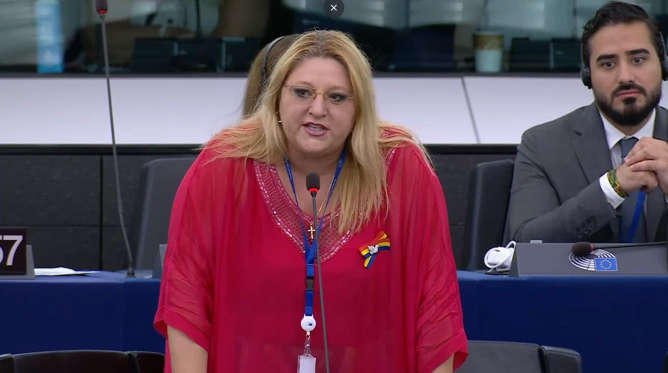 Diana Șoșoacă a fost dată afară din ședința Parlamentului European, în timpul dezbaterilor pentru realegerea Ursulei von der Leyen în fruntea Comisiei Europene.
