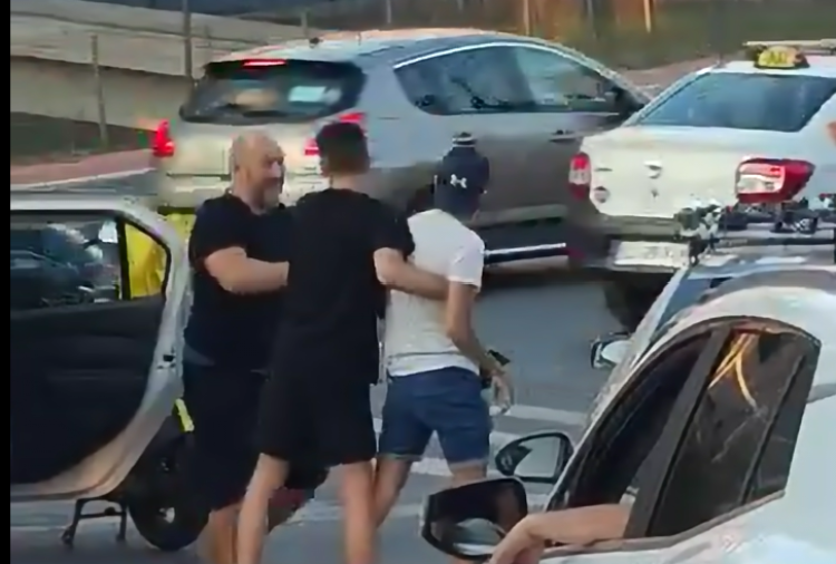 Bătaie în trafic în Piața Cipariu din Cluj-Napoca. Un curier Glovo și un bărbat dintr-un taxi implicați în altercația violentă